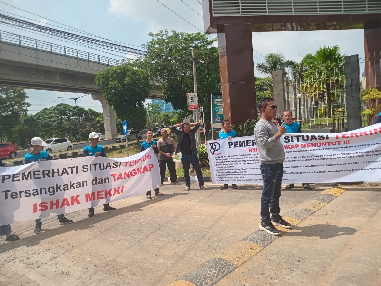Aksi Damai di Kejati Sumsel Lembaga PST dan P4C Minta Ishak Mekki Ditetapkan Tersangka