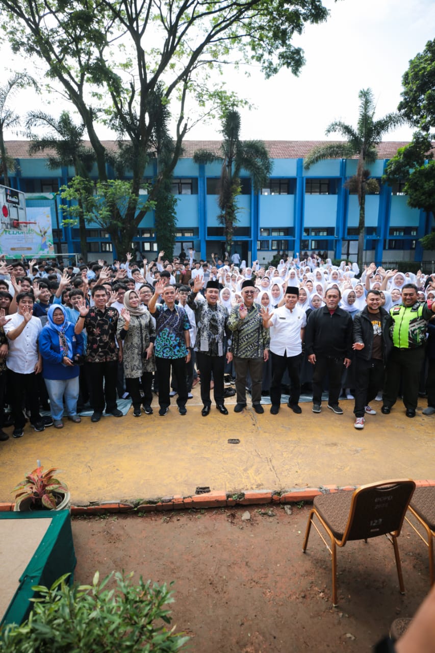 Wakil Walikota Bandung Membuka Acara Felamus di SMAN 11 Kota Bandung