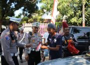 Semarakkan Hari Kemerdekaan RI Satlantas Bondowoso Bagikan Bendera Mirah Putih