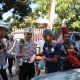 Semarakkan Hari Kemerdekaan RI Satlantas Bondowoso Bagikan Bendera Mirah Putih