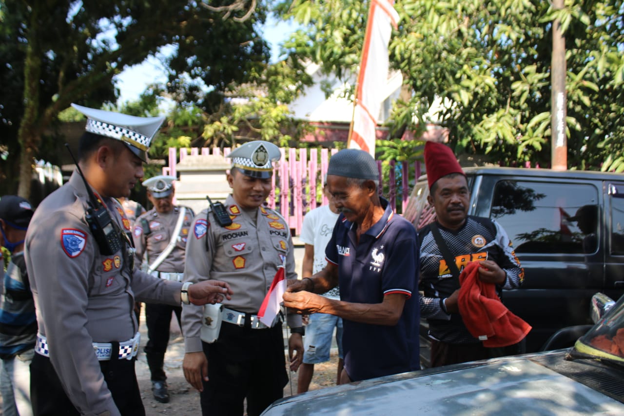 Semarakkan Hari Kemerdekaan RI Satlantas Bondowoso Bagikan Bendera Mirah Putih