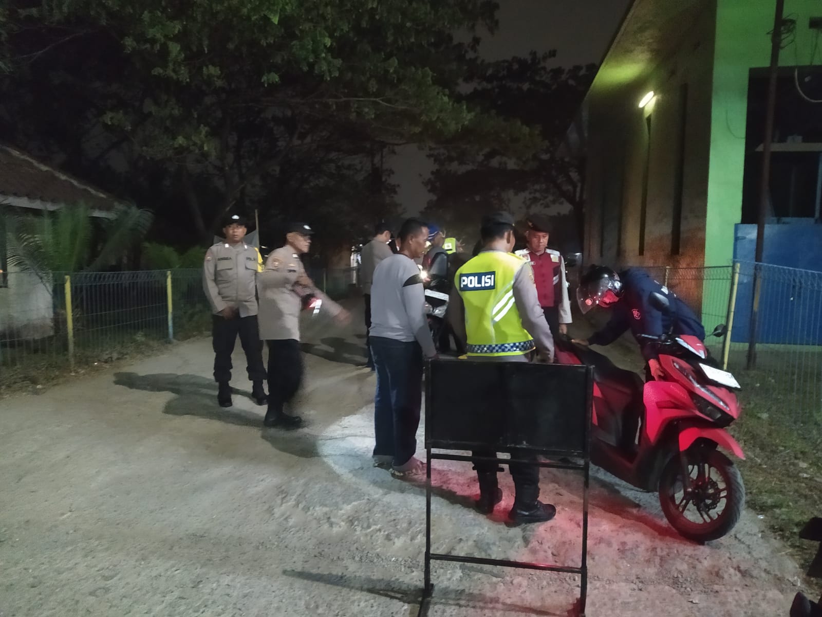 Polsek Cikarang Pusat Gelar Operasi Kejahatan Jalanan di Perbatasan Karawang-Bekasi