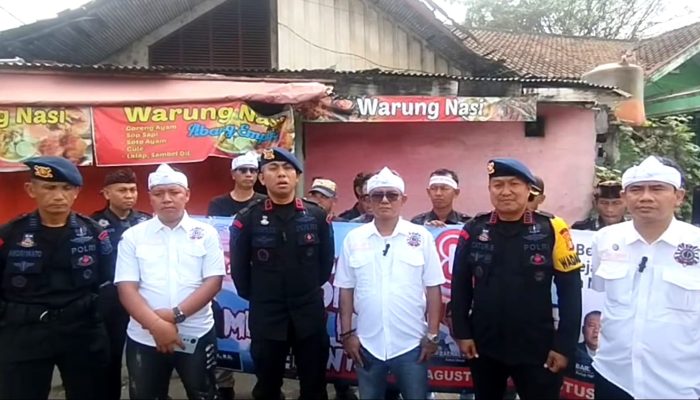 Aliansi Ormas Bekasi, SMSI dan Brimob Bagikan 2 Ribu Bendera Merah Putih untuk Pengendara Jalan