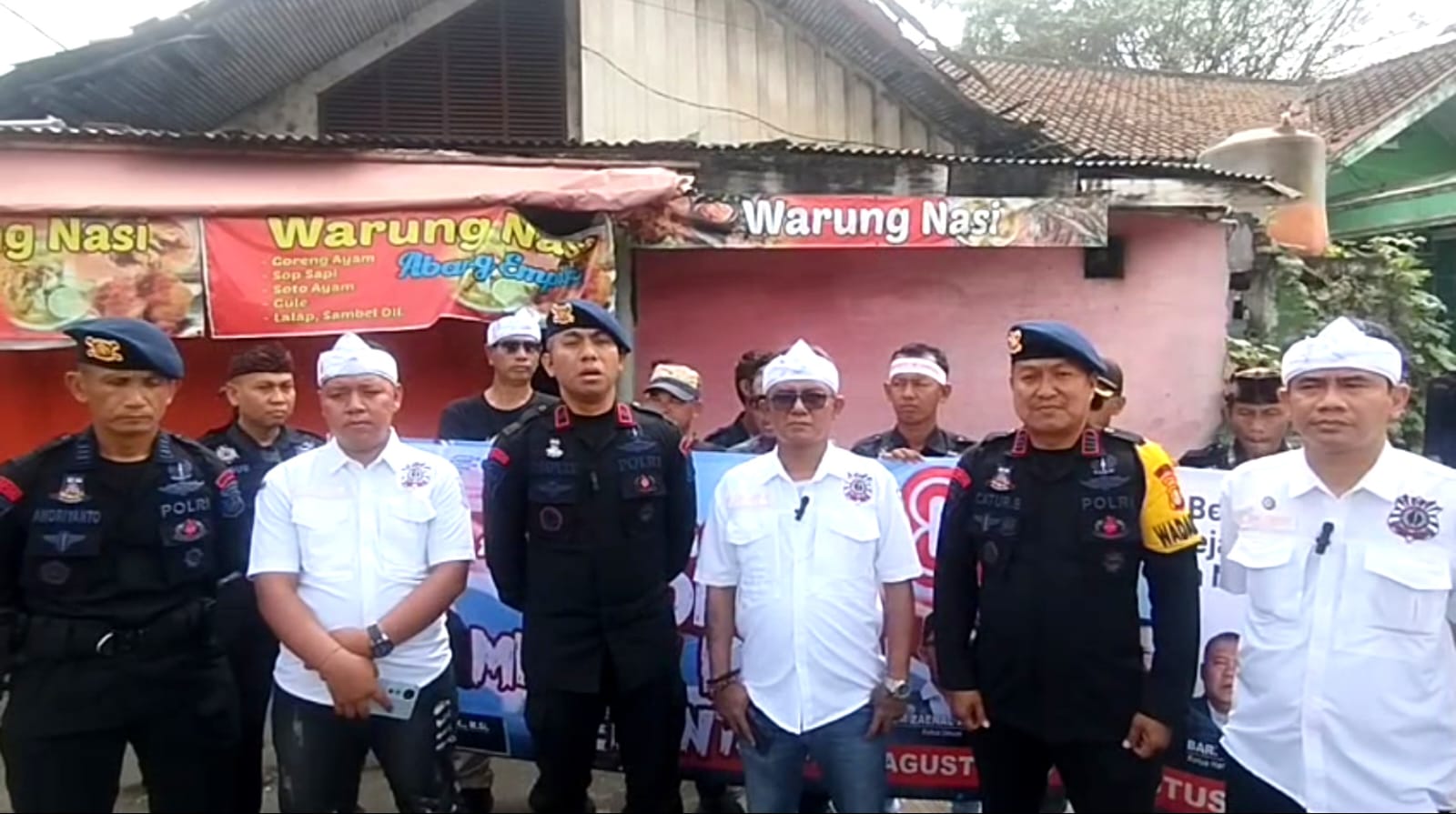 Aliansi Ormas Bekasi, SMSI dan Brimob Bagikan 2 Ribu Bendera Merah Putih untuk Pengendara Jalan