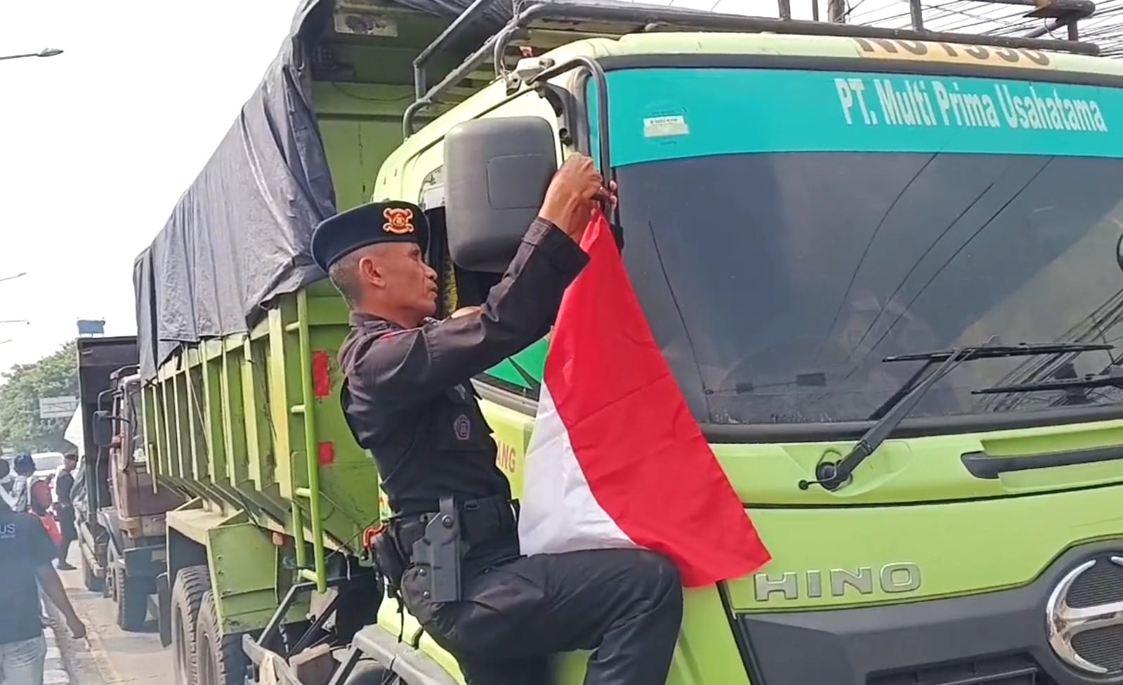 Aliansi Ormas Bekasi, SMSI dan Brimob Bagikan 2 Ribu Bendera Merah Putih untuk Pengendara Jalan Aliansi Ormas Bekasi, SMSI dan Brimob Bagikan 2 Ribu Bendera Merah Putih untuk Pengendara Jalan