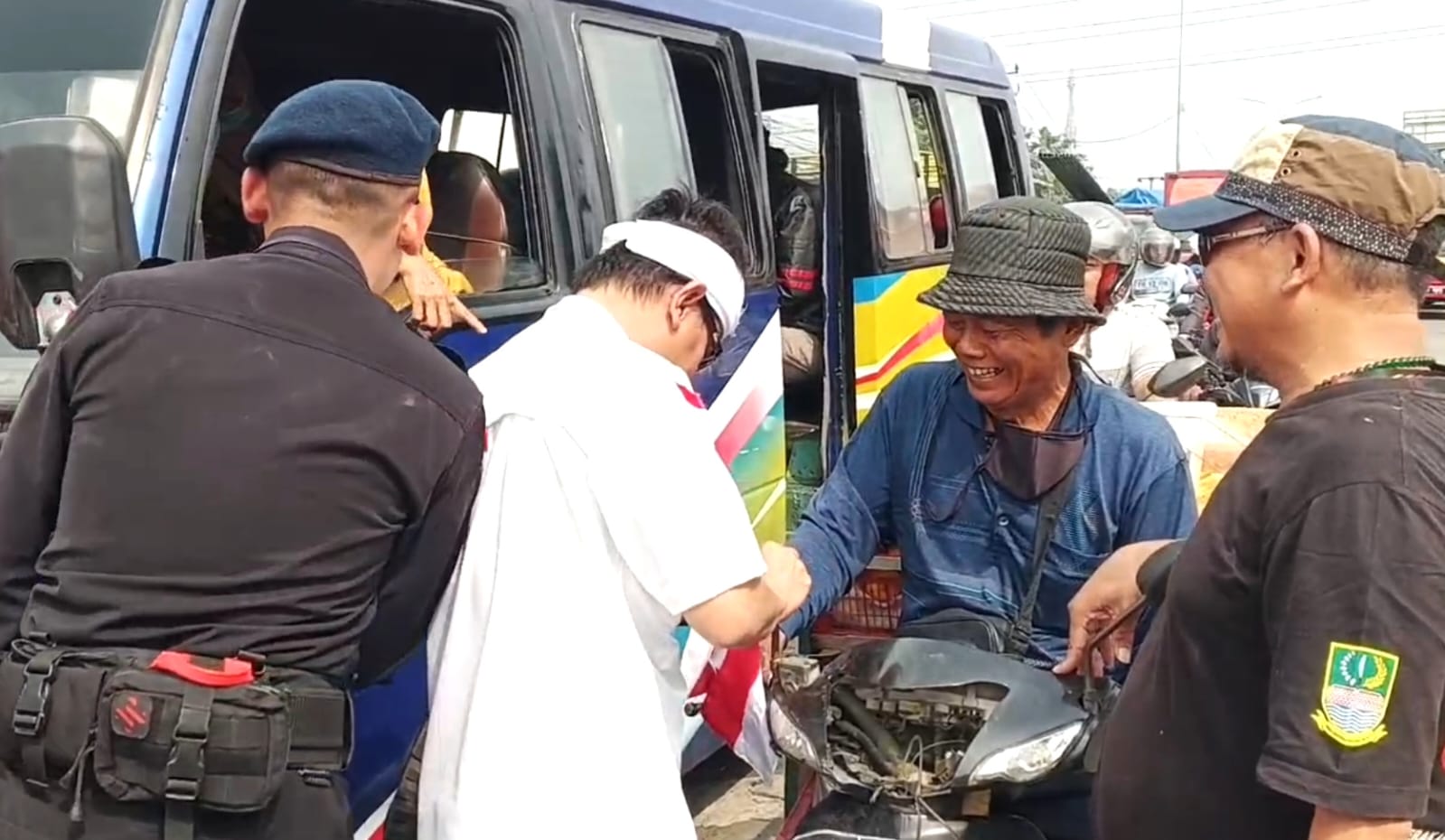 Aliansi Ormas Bekasi, SMSI dan Brimob Bagikan 2 Ribu Bendera Merah Putih untuk Pengendara Jalan Aliansi Ormas Bekasi, SMSI dan Brimob Bagikan 2 Ribu Bendera Merah Putih untuk Pengendara Jalan