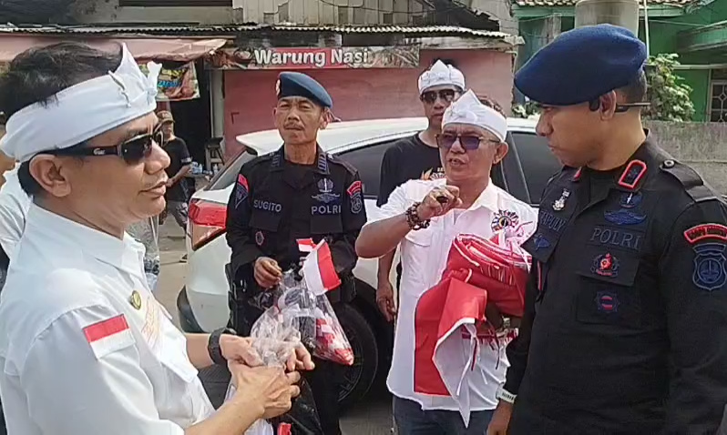Aliansi Ormas Bekasi, SMSI dan Brimob Bagikan 2 Ribu Bendera Merah Putih untuk Pengendara Jalan Aliansi Ormas Bekasi, SMSI dan Brimob Bagikan 2 Ribu Bendera Merah Putih untuk Pengendara Jalan