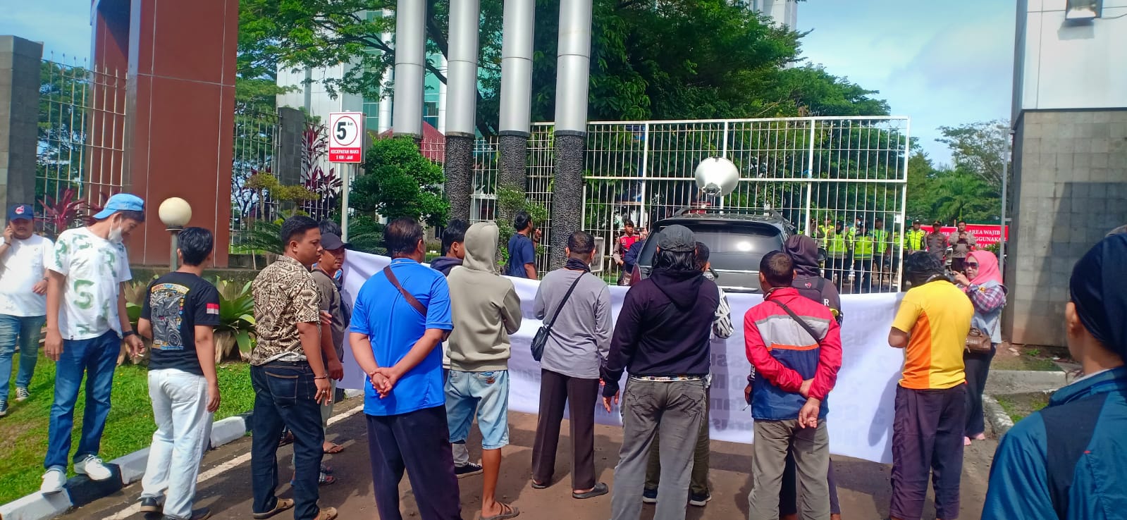 Dodo Arman ,Aktivis Penggiat Anti Korupsi Bersama Puluhan Massa Gelar Aksi Terkait Dugaan Korupsi Pada PDAM Lahat