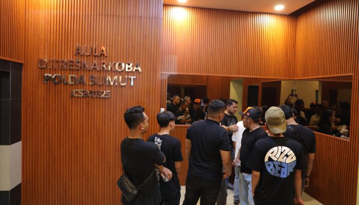 Ditnarkoba Polda Sumut Amankan 27 Orang Positif Narkoba Dalam Penggerebekan Cafe Dukuh Indah Ditnarkoba Polda Sumut Amankan 27 Orang Positif Narkoba Dalam Penggerebekan Cafe Dukuh Indah
