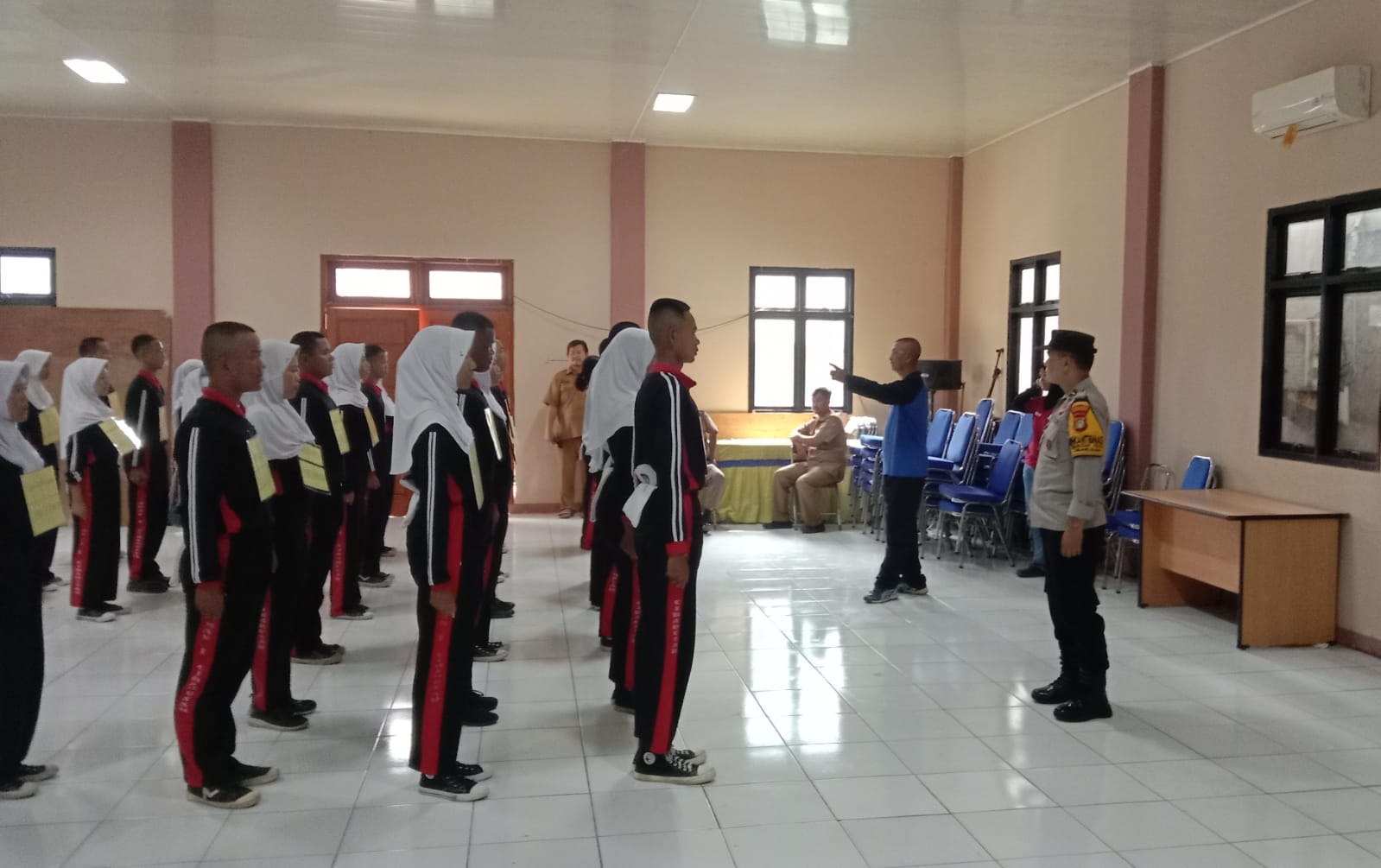 Bhabinkamtibmas Polsek Cibarusah Berikan Motivasi dan Semangat kepada Paskibra