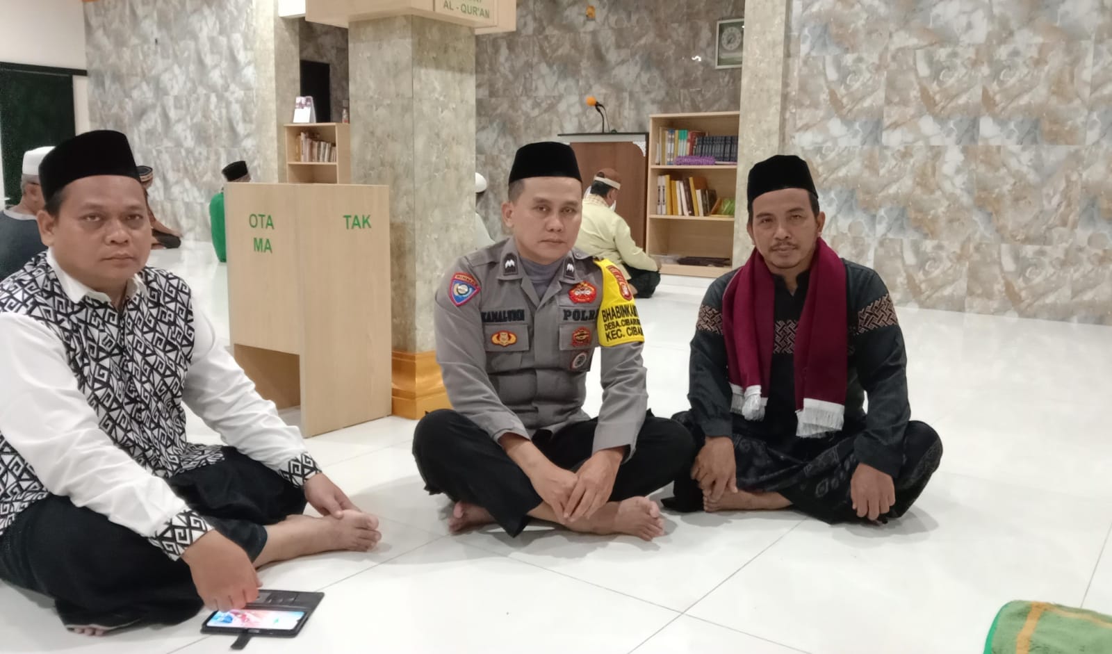 Bhabinkamtibmas Polsek Cibarusah Laksanakan Safari Sholat Jumat, Sampaikan Pesan Kamtibmas kepada Jemaah