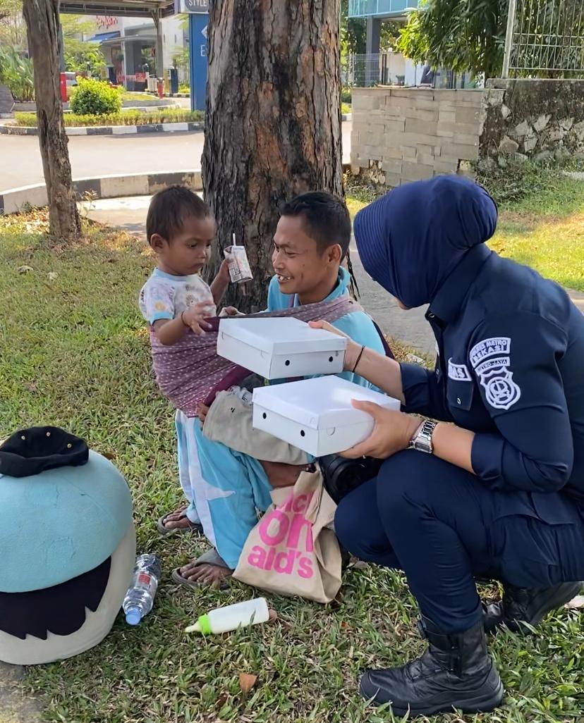 Humas Polres Metro Bekasi Tebar Kebaikan Dengan Berbagi Kepada Sesama