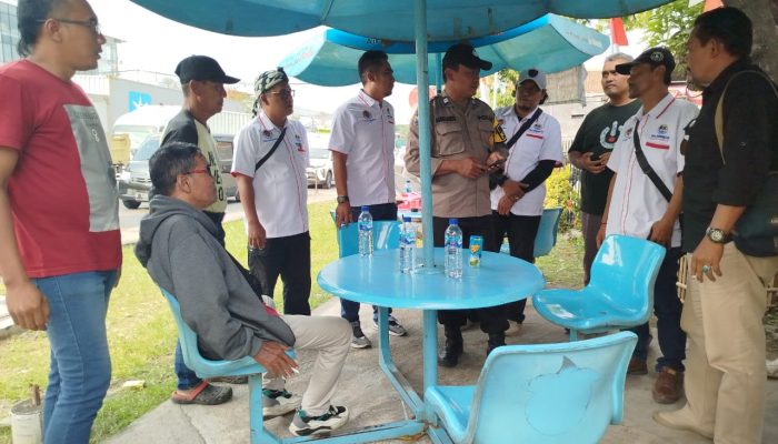 Kolaborasi DPW & DPD IWOI Jateng Bersama Polsek Semarang Barat Bagikan Bendera Merah Putih di Exit Tol Krapyak
