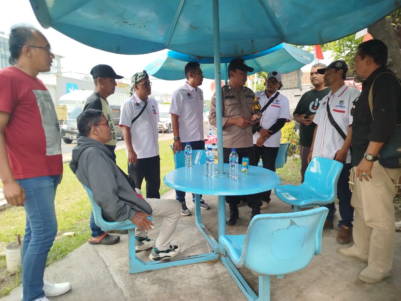 Kolaborasi DPW & DPD IWOI Jateng Bersama Polsek Semarang Barat Bagikan Bendera Merah Putih di Exit Tol Krapyak