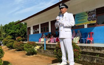 Dengan Khidmat Bendera Merah Putih Di Kibarkan di Desa Muara Dua Dalam Rangka Peringatan HUT RI ke-80,