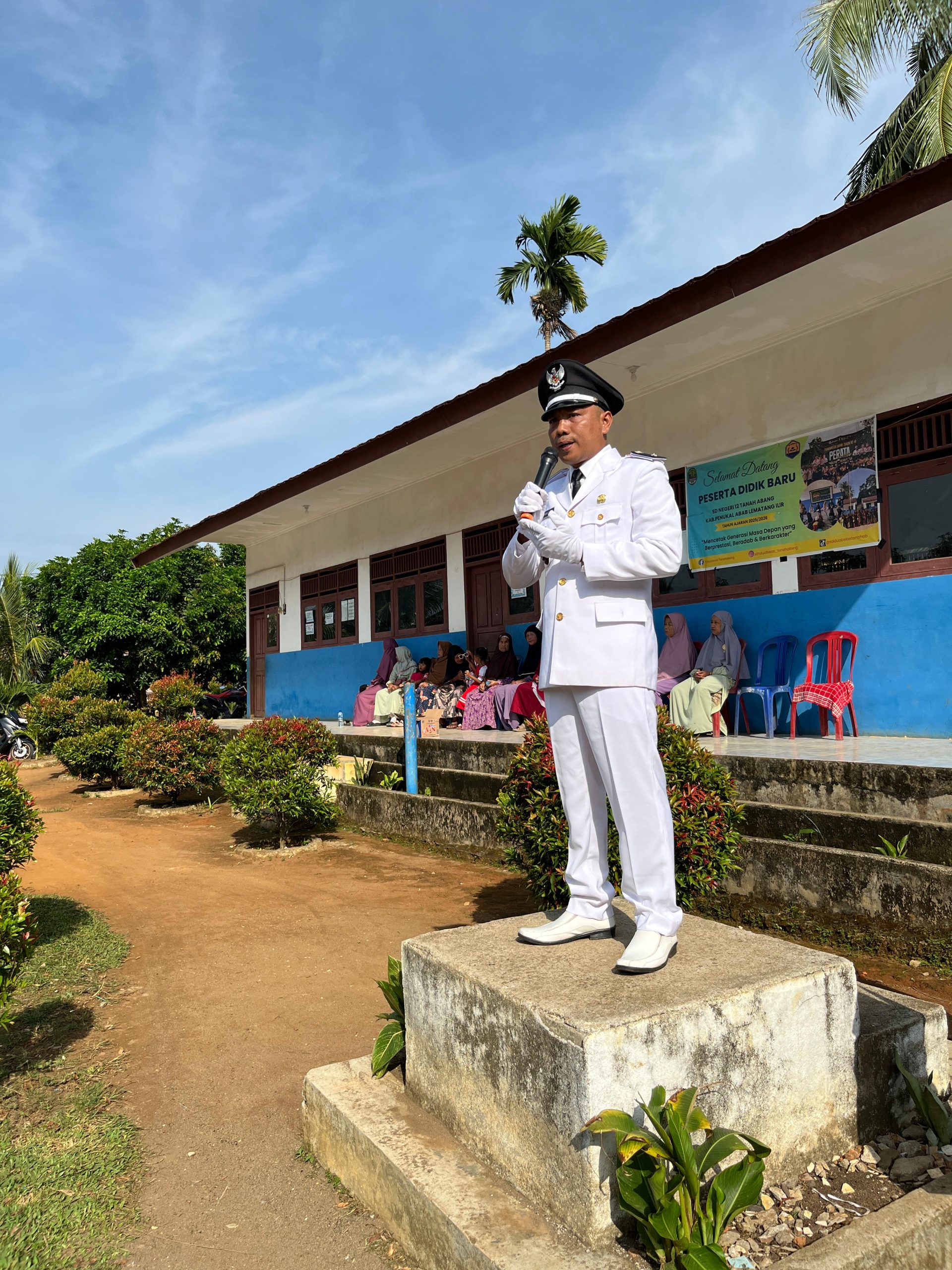 Dengan Khidmat Bendera Merah Putih Di Kibarkan di Desa Muara Dua Dalam Rangka Peringatan HUT RI ke-80,