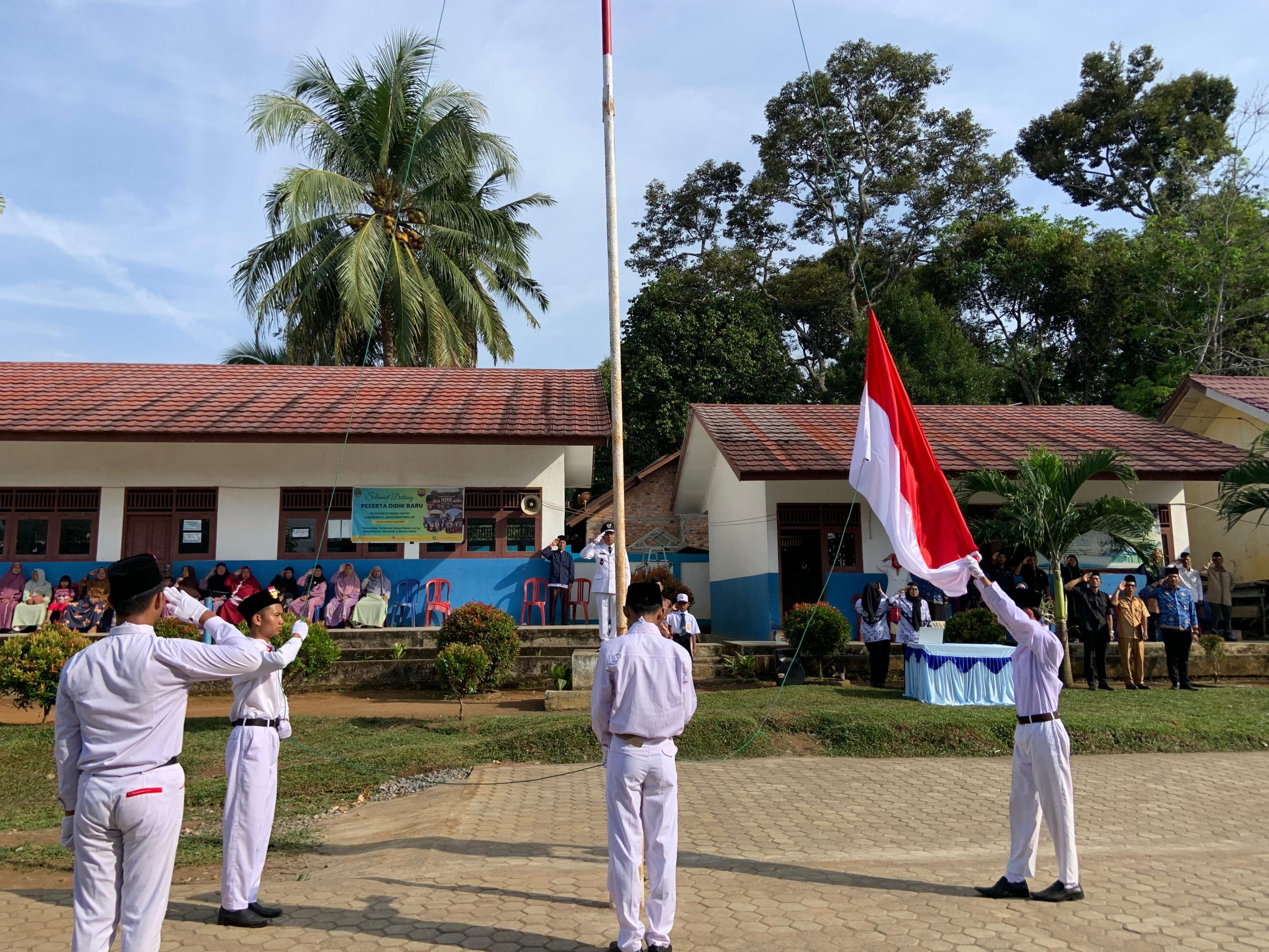 Dengan Khidmat Bendera Merah Putih Di Kibarkan di Desa Muara Dua Dalam Rangka Peringatan HUT RI ke-80,