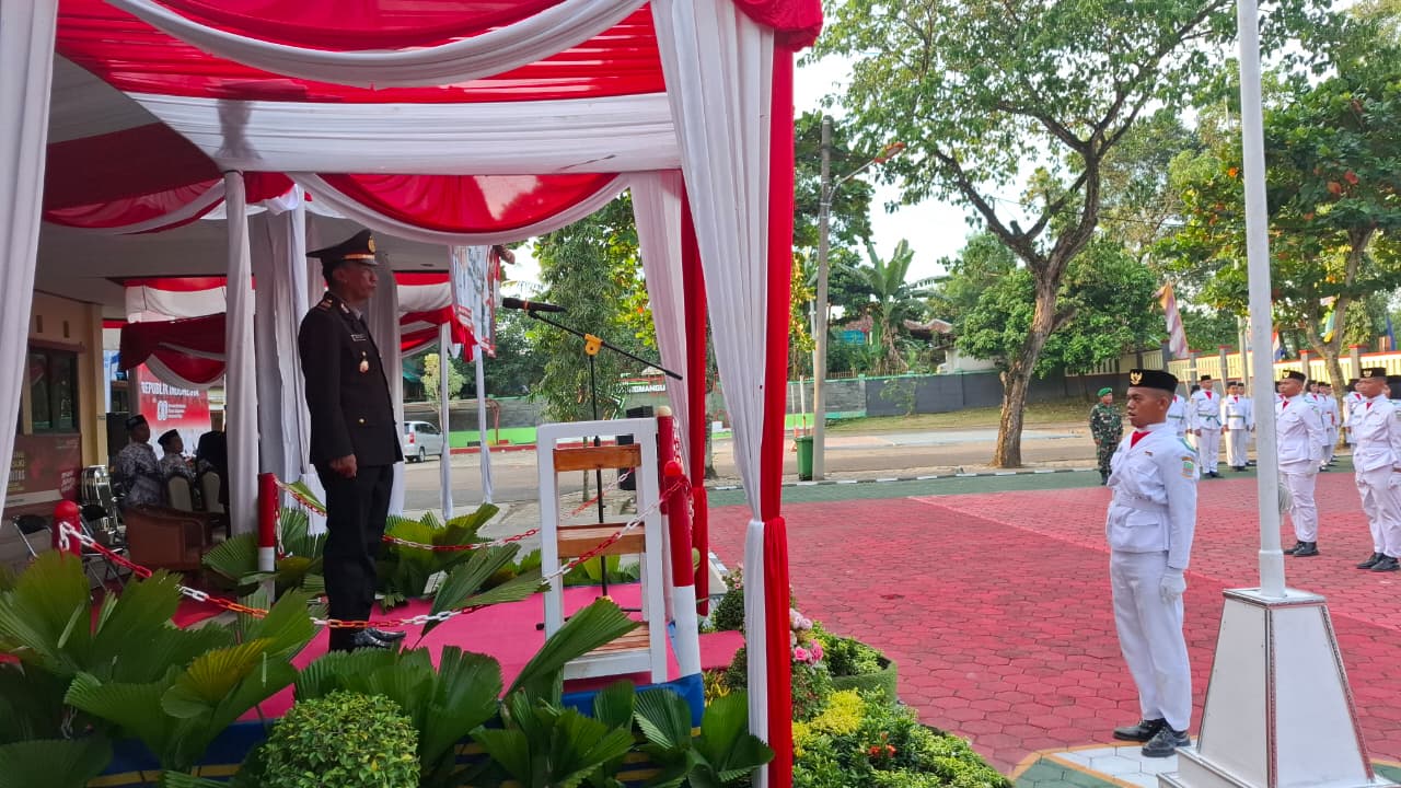 Kapolsek Cibarusah Jadi Pembina Upacara Penurunan Bendera HUT RI ke-80 di Kecamatan Bojongmangu