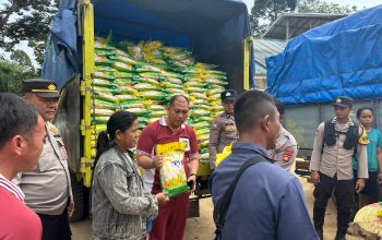 Polres PALI Bersama Perum Bulog Cabang Lahat Menggelar Gerakan Pangan Murah