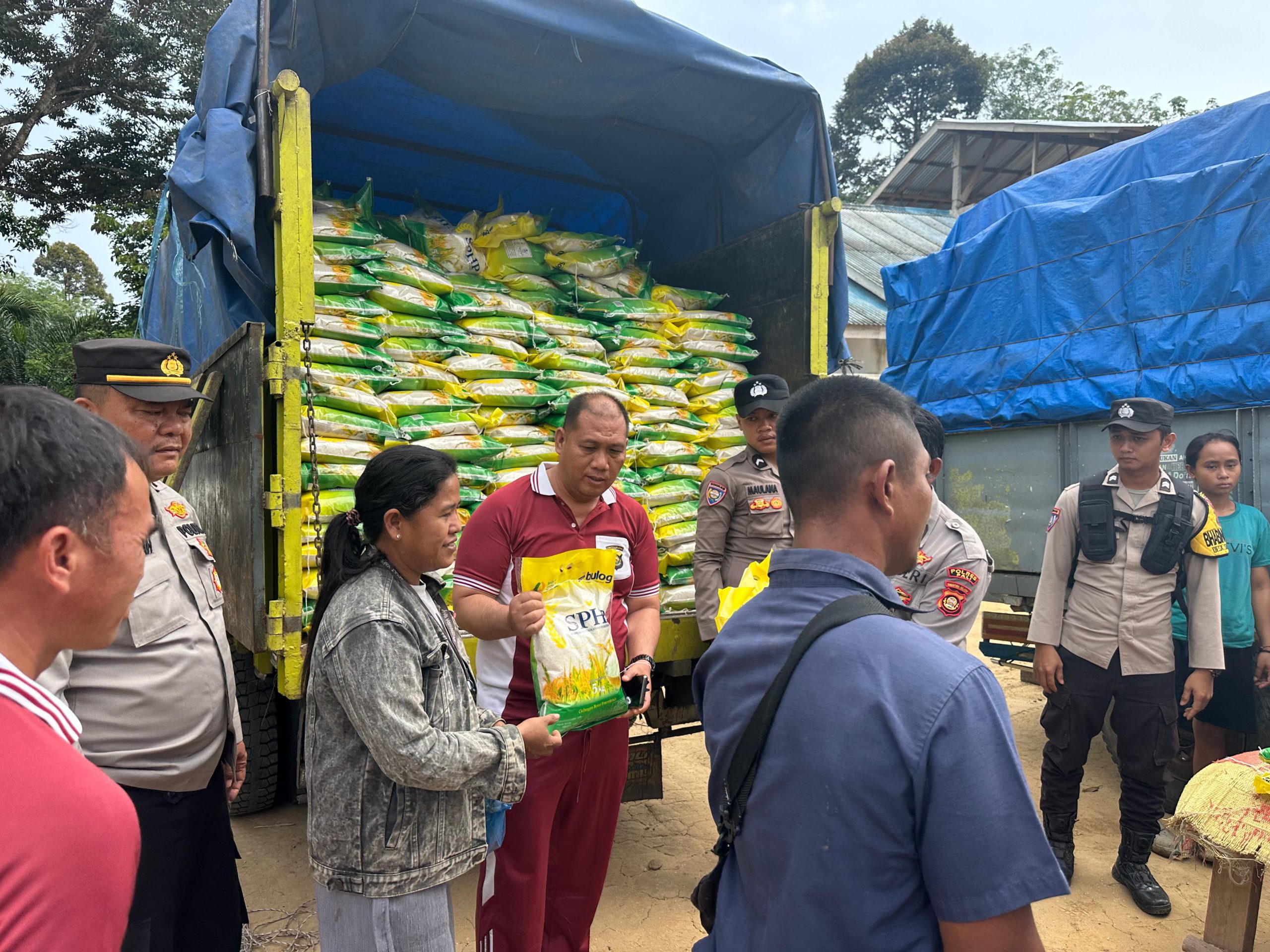 Polres PALI Bersama Perum Bulog Cabang Lahat Menggelar Gerakan Pangan Murah