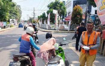 Rutin Giat Sosial, PJS Muba Bagikan Nasi Kotak Gratis