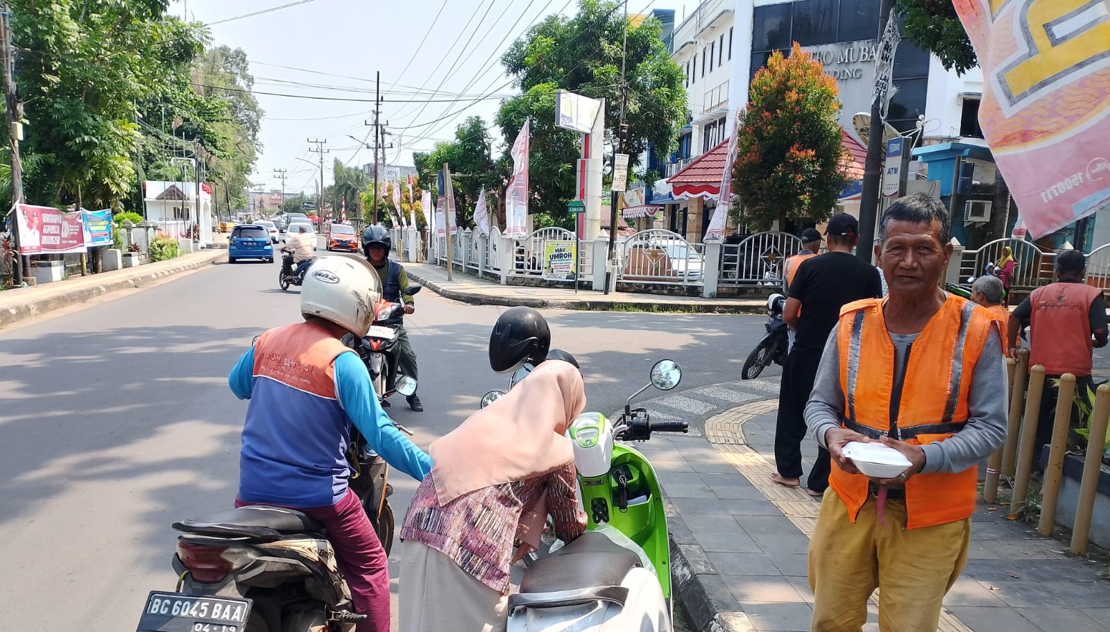 Rutin Giat Sosial, PJS Muba Bagikan Nasi Kotak Gratis