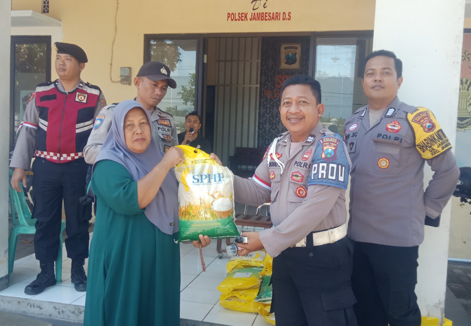 Jajaran Polsek Jambesari Darussholah Gelar Gerakan Pangan Murah Pada Masyarakat Sekitar