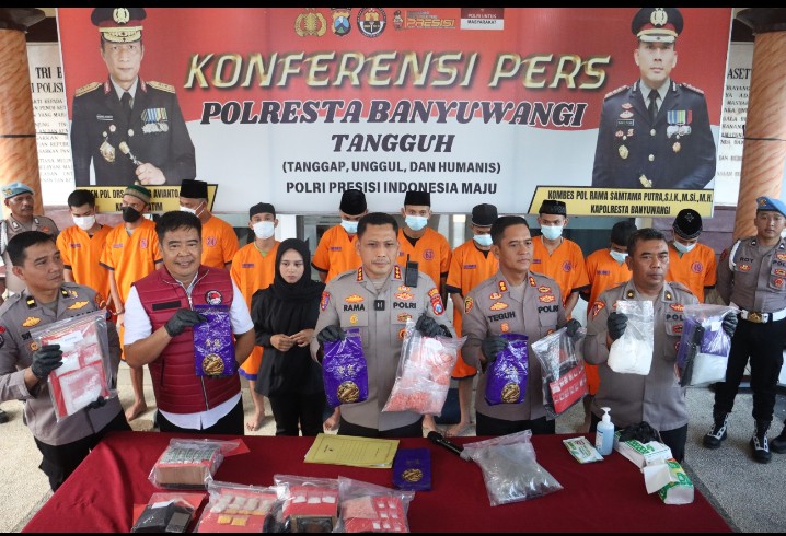 Gelar Konferensi Pers Polresta Banyuwangi Berhasil Ungkap Narkoba Selama Agustus 2025 Amankan 10 Tersangka Sita 4,4Kg Sabu dan Ribuan Butir Okerbaya