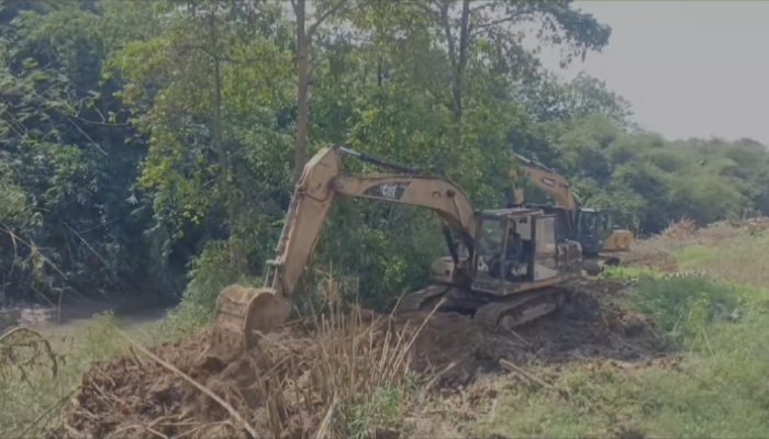 Pengembang The Arthera Hill Lakukan Pengerukan Kali Cikarang untuk Antisipasi Banjir