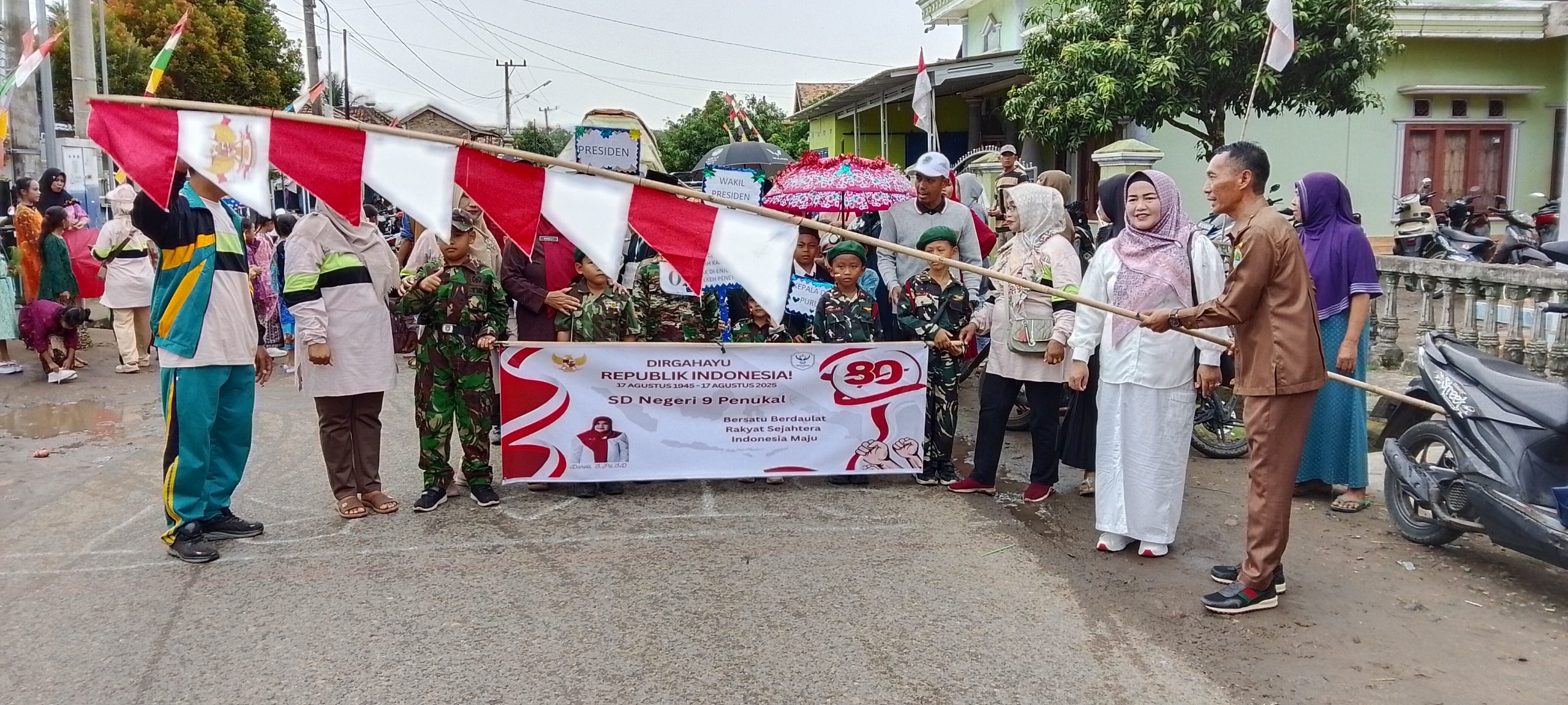 Ribuan Masyarakat Desa Purun Tumpah Ruah Kejalan Menyaksikan Kemerihan Karnaval