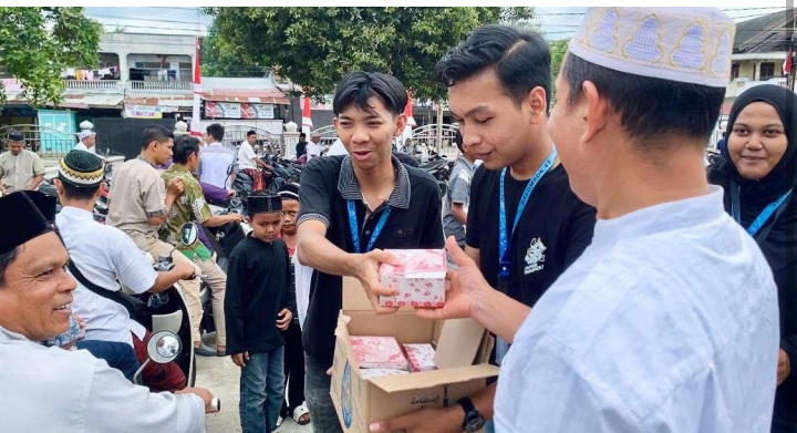 Jum'at Berkah, Mahasiswa KKN XXXVII Kelompok 17 Universitas Malikussaleh Bagikan Makanan Gratis