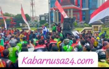 Ratusan Massa Gelar Aksi Solidaritas Dan Menuntut Keadilan Atas Meninggalnya  Affan Kurniawan driver Ojek Online