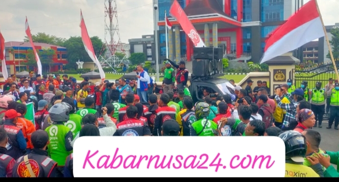 Ratusan Massa Gelar Aksi Solidaritas Dan Menuntut Keadilan Atas Meninggalnya  Affan Kurniawan driver Ojek Online