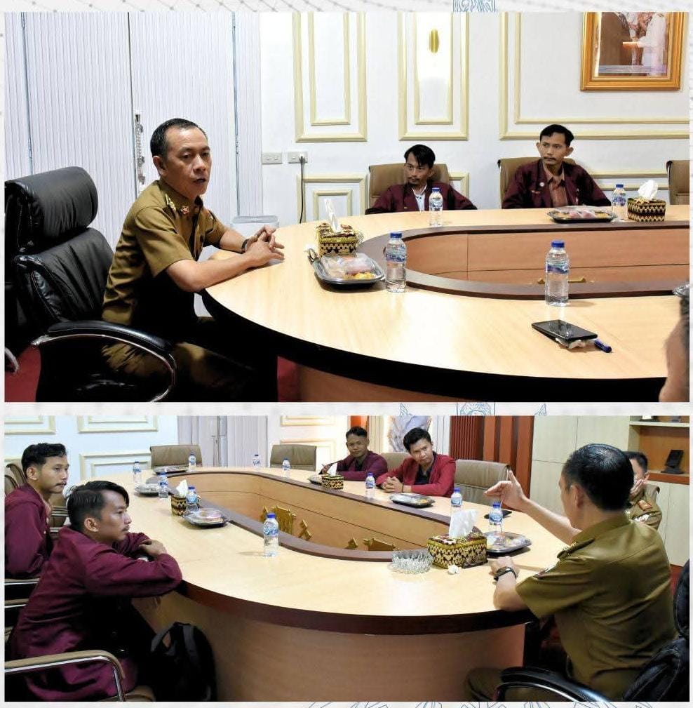 Wakil WAKIL BUPATI LAMPUNG UTARA TERIMA AUDIENSI IMM LAMPUNG UTARA Lampung Utara – Wakil Bupati Lampung Utara, Romli, S.Kom., S.H., M.H., menerima audiensi Ikatan Mahasiswa Muhammadiyah (IMM) Kabupaten Lampung Utara pada Selasa (9/9/2025), bertempat di Ruang Rapat Wakil Bupati Lampung Utara. Audiensi ini dilaksanakan sebagai ajang silaturahmi sekaligus ruang diskusi antara Pemerintah Daerah dengan mahasiswa, khususnya IMM, terkait peran serta generasi muda dalam pembangunan daerah. Pertemuan ini diharapkan dapat memperkuat sinergi antara pemerintah dan organisasi mahasiswa guna mendorong kemajuan Lampung Utara. Dalam kesempatan tersebut, Wakil Bupati menyampaikan apresiasi kepada IMM Lampung Utara yang senantiasa menjaga komunikasi dengan Pemerintah Kabupaten serta aktif menyuarakan berbagai isu kebangsaan dan daerah. Menurutnya, hal ini menunjukkan kedewasaan berorganisasi serta komitmen mahasiswa dalam mengawal dinamika pembangunan. Terkait rencana kehadiran tokoh nasional Rocky Gerung dalam agenda dialog yang akan diselenggarakan IMM Lampung Utara, Wakil Bupati memberikan dukungan sekaligus mengingatkan pentingnya kesiapan yang matang. “Kita berharap kegiatan ini berjalan baik dan lancar, sehingga dapat menjaga nama baik Kabupaten Lampung Utara di mata publik,” ujar Wakil Bupati. Sementara itu, Ketua IMM Lampung Utara, menyampaikan terima kasih atas sambutan yang baik dari Wakil Bupati. Ia menegaskan bahwa IMM siap menjadi mitra kritis sekaligus konstruktif bagi pemerintah daerah. “Kami berharap IMM dapat terus bersinergi dengan pemerintah, tidak hanya dalam memberikan kritik dan masukan, tetapi juga dalam turut berkontribusi nyata terhadap pembangunan di Lampung Utara,” ujarnya. Audiensi berlangsung dalam suasana hangat dan penuh semangat kebersamaan. Di akhir pertemuan, kedua pihak sepakat untuk terus memperkuat sinergi dan kolaborasi yang lebih konkret antara IMM dan Pemerintah Kabupaten Lampung Utara dalam mendukung pembangunan daerah secara berkelanjutan. ---
