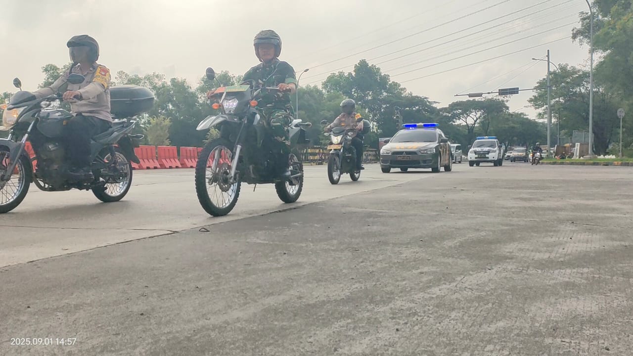 Polsek Cikarang Pusat Gelar Patroli Mobile Gabungan TNI-POLRI-POL PP, Jaga Keamanan Wilayah