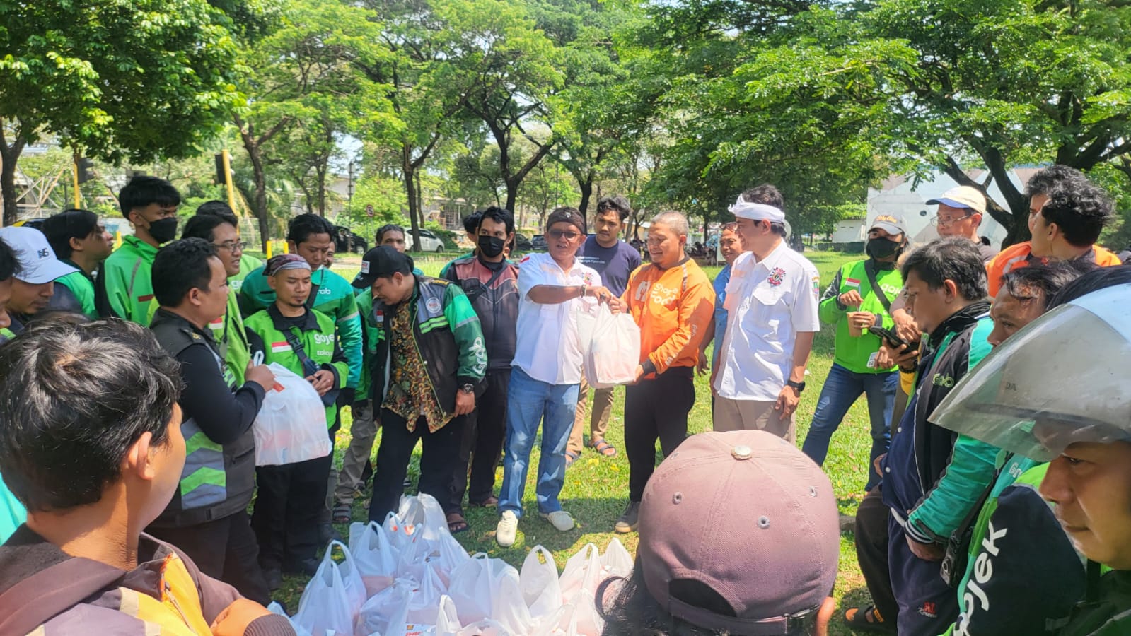 Forkopimda, Aliansi Ormas Bekasi, SMSI dan Speed Bagikan 1000 Makanan Siap Saji untuk Ojol, Ajak Bersama Jaga Keamanan