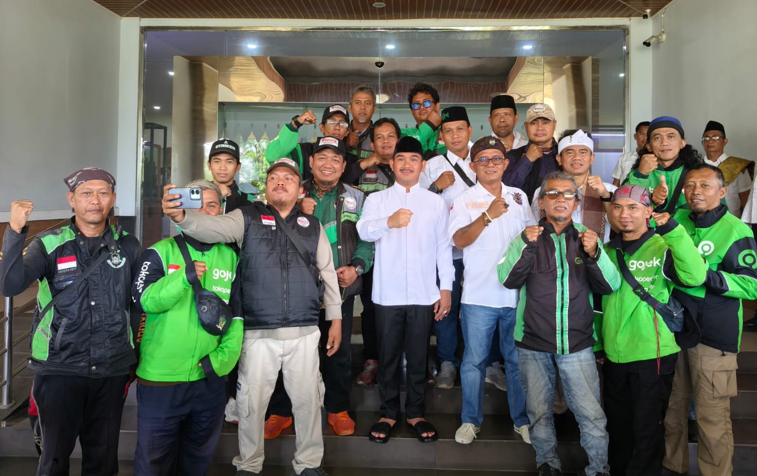 Forkopimda, Aliansi Ormas Bekasi, SMSI dan Speed Bagikan 1000 Makanan Siap Saji untuk Ojol, Ajak Bersama Jaga Keamanan