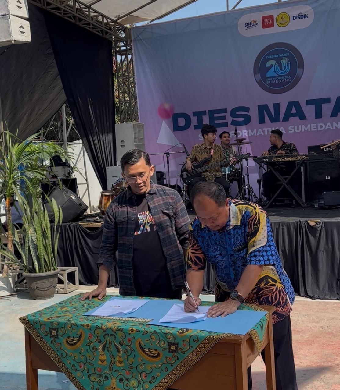 Penandatanganan MoU CihoGroup dan SMK Informatika Sumedang di Momentum Dies Natalis ke-20