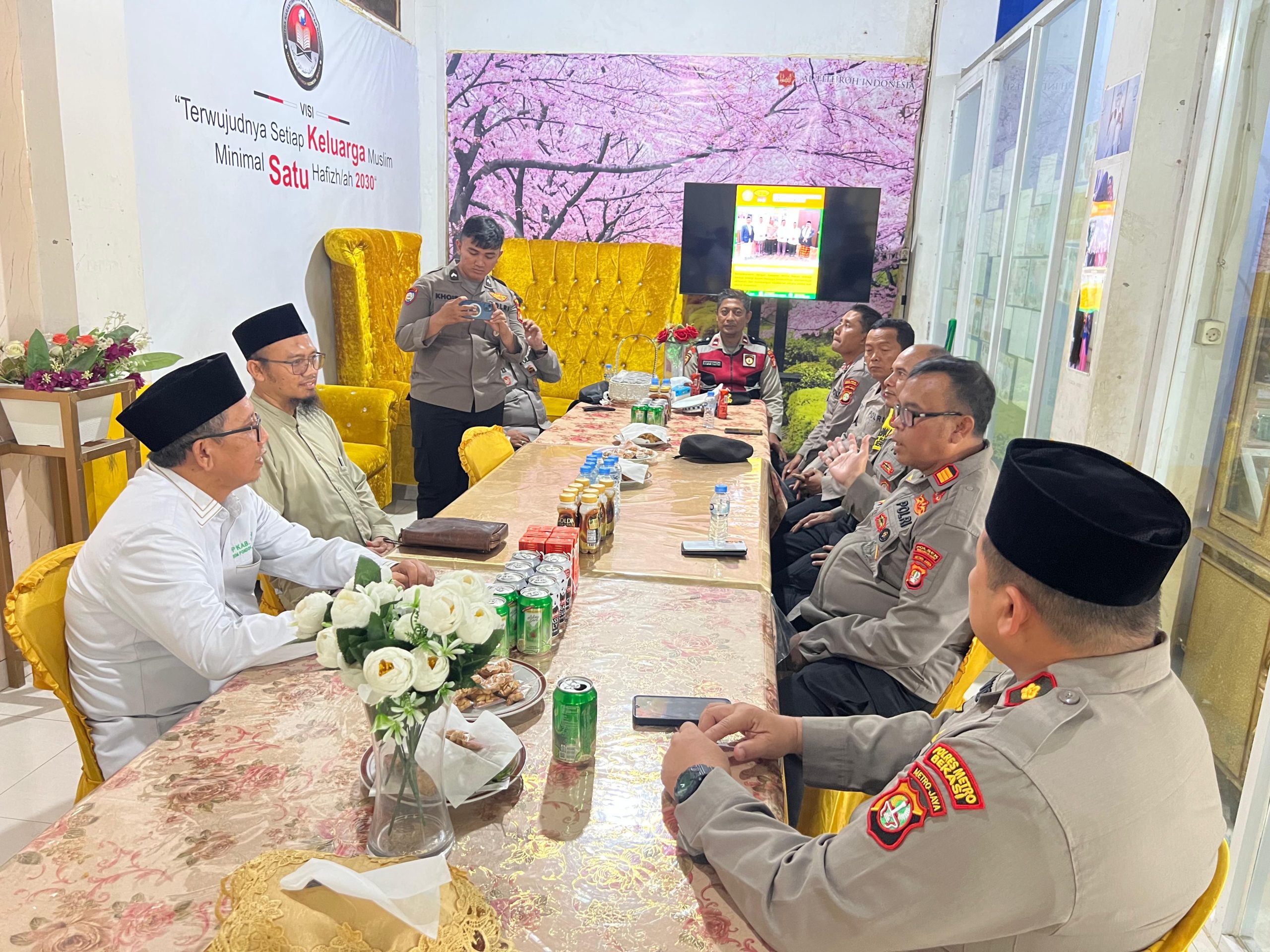 Polsek Serang Baru dan Polrestro Bekasi Sambangi Pondok Pesantren, Ini Tujuannya