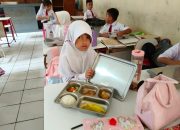 Pendistribusian Makan Gratis di Desa Jatireja, Polsek Cikarang Timur Lakukan Monitoring