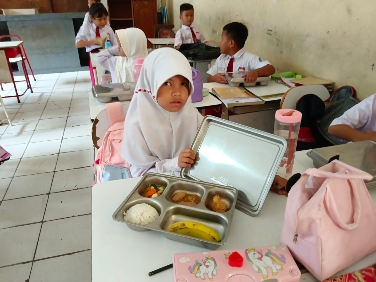 Pendistribusian Makan Gratis di Desa Jatireja, Polsek Cikarang Timur Lakukan Monitoring