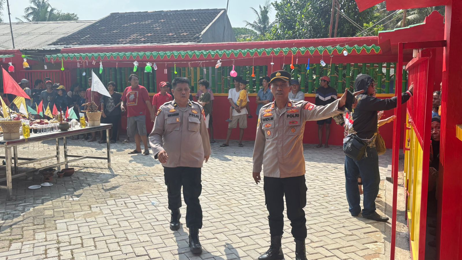 Polsek Cibarusah Amankan Kegiatan Persembahyangan Cioko dan Pembagian Sembako