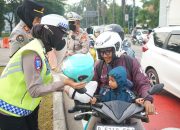 Hari Jadi Polwan ke-77, Kapolres Metro Bekasi Gelar Yanmas Pagi di TL Pos Lantas Jurong, Bagikan Helm Dan Bingkisan