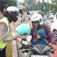 Hari Jadi Polwan ke-77, Kapolres Metro Bekasi Gelar Yanmas Pagi di TL Pos Lantas Jurong, Bagikan Helm Dan Bingkisan