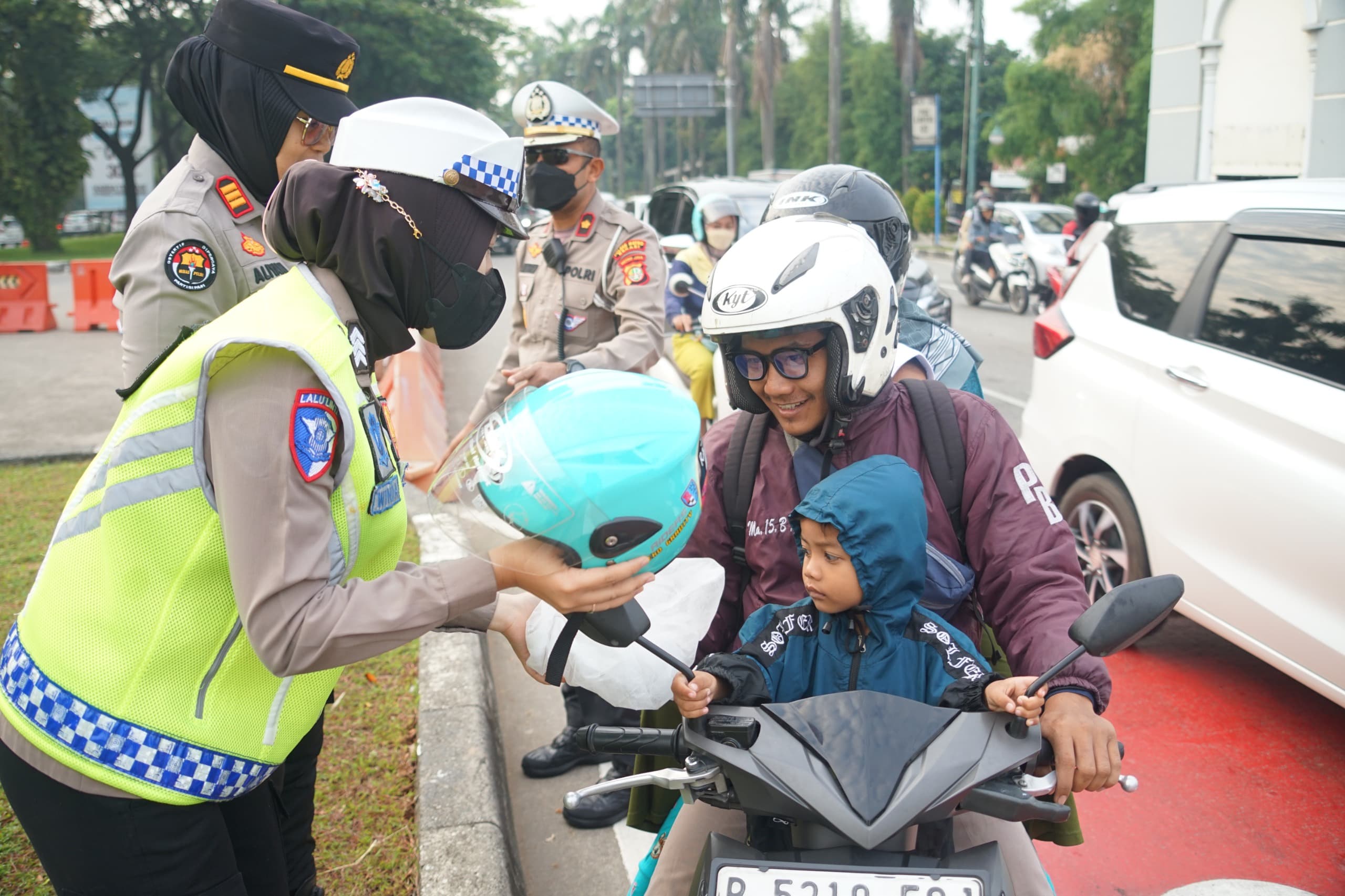 Hari Jadi Polwan ke-77, Kapolres Metro Bekasi Gelar Yanmas Pagi di TL Pos Lantas Jurong, Bagikan Helm Dan Bingkisan