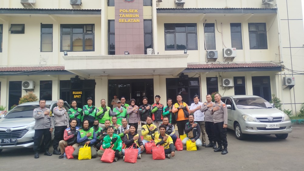 Polsek Tambun Selatan Gelar Jumat Berkah dan Sosialisasi Tertib Lalu Lintas Kepada Pengemudi Ojol