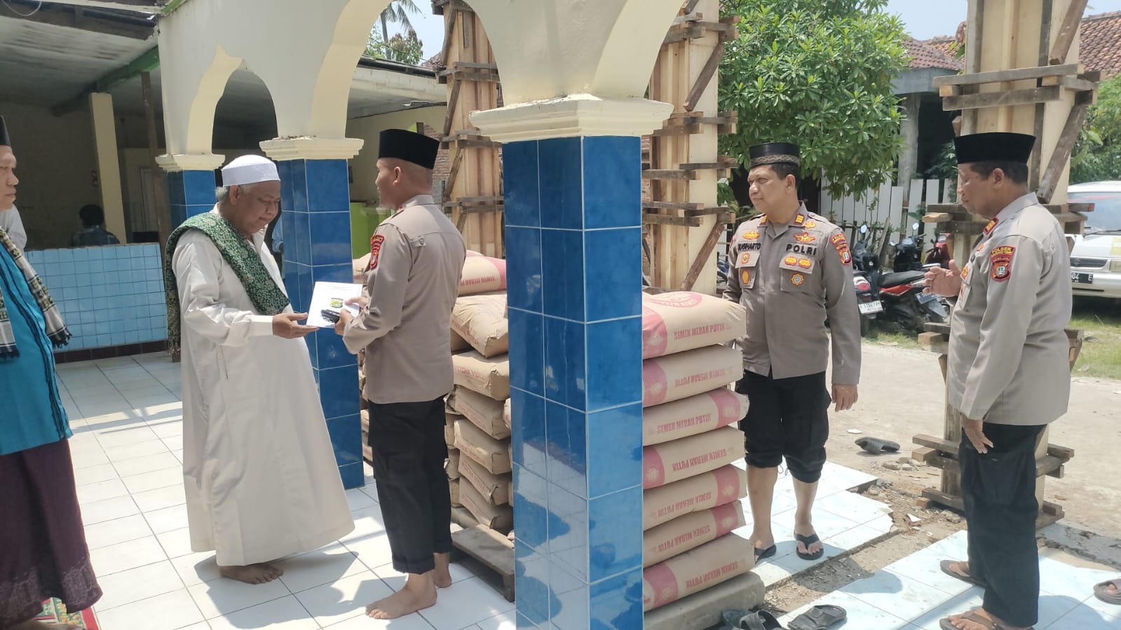Kapolsek Cikarang Timur Dampingi Kapolres Metro Bekasi Berikan Bantuan untuk Pembangunan Masjid