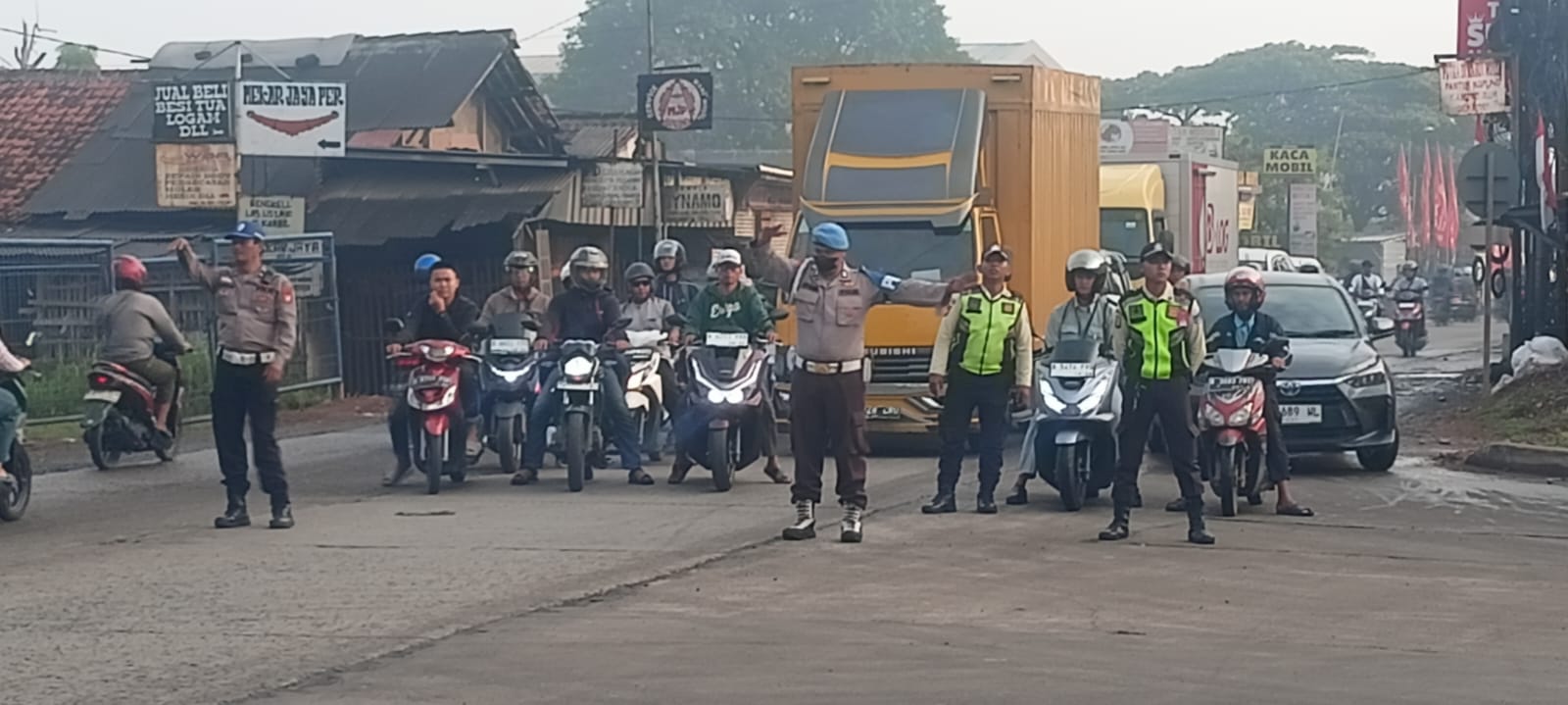 Polsek Serang Baru Gelar Gatur Lalin Pagi, Berhasil Ciptakan Kamseltibcar