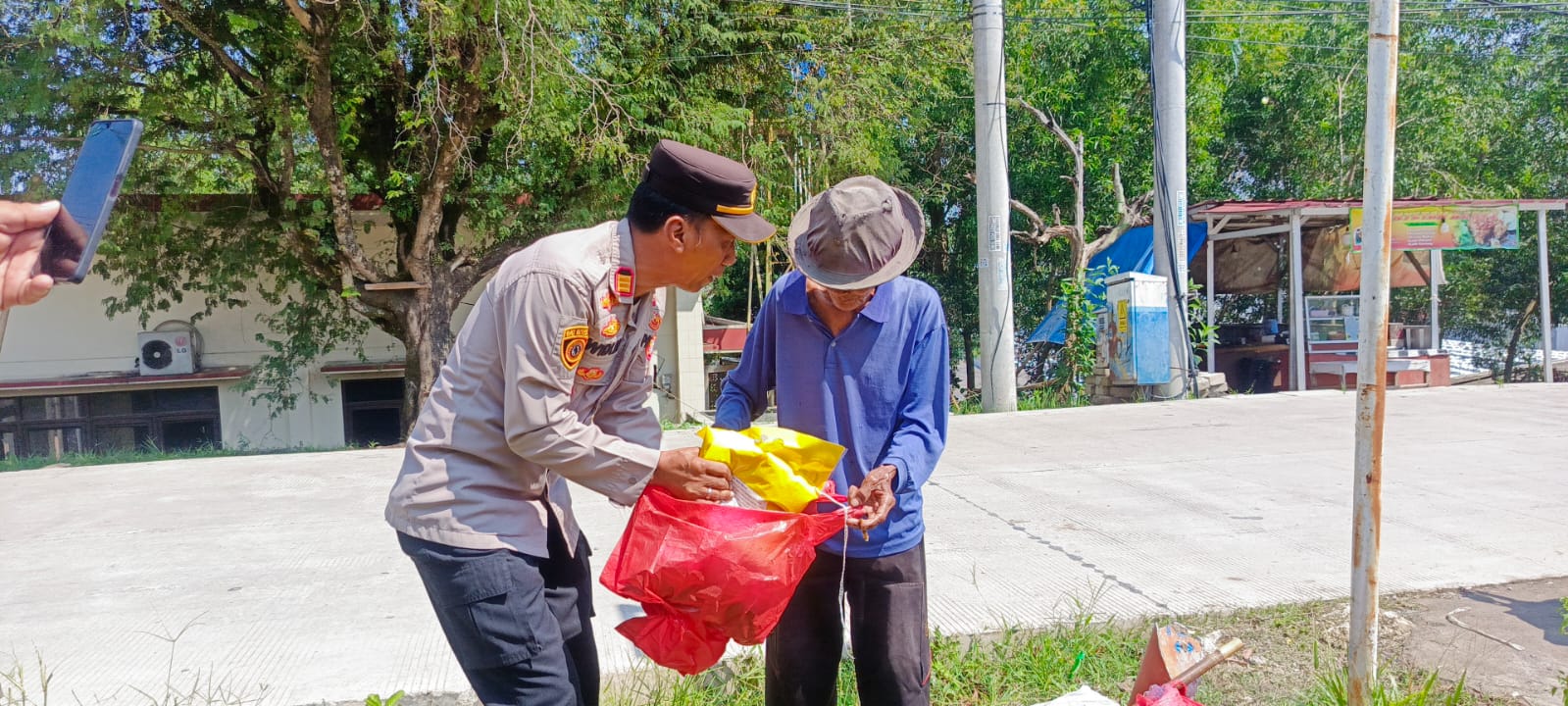 Kapolsek Cibarusah Pimpin Penjualan Beras dan Minyak Murah di Bojongmangu