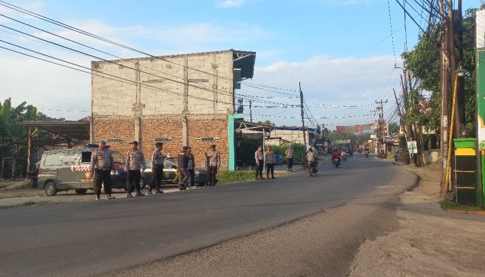 Polsek Cibarusah Siap Amankan Wilayah, Lakukan Penyekatan Antisipasi Aksi Unjuk Rasa